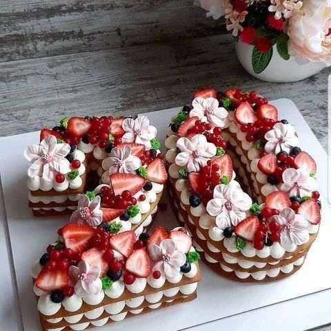 Number cake garni de fruits et de fleurs